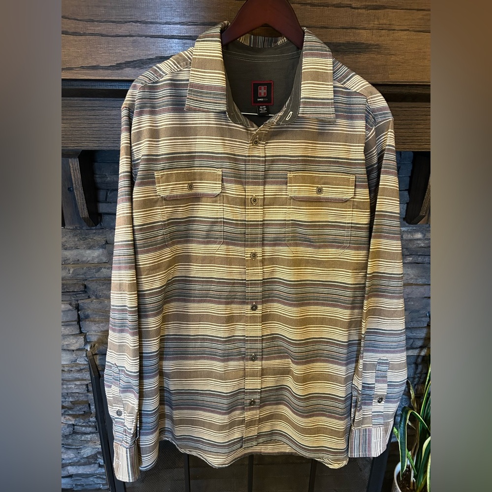 Swiss Tech Men's Multicolor Striped Button Down Shirt